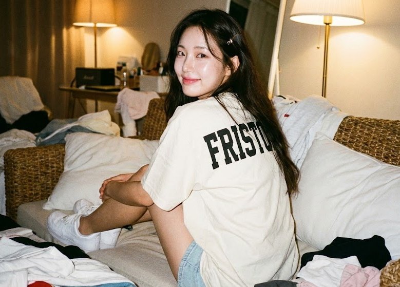 女生背对着观众坐在编织沙发上