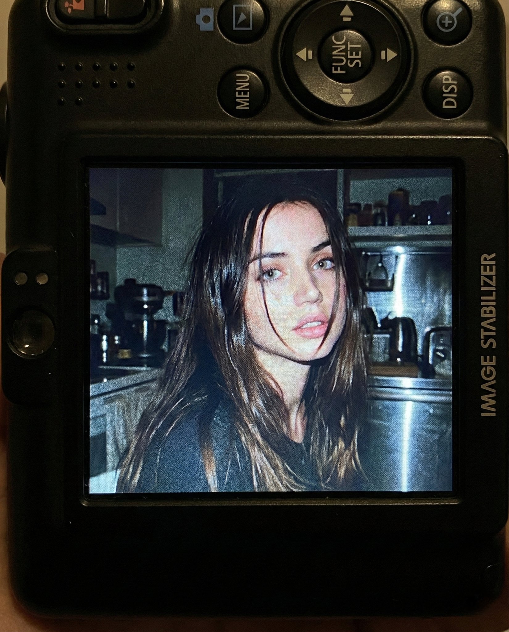 使用Gemini Nano Banana Pro创作怀旧相机人像