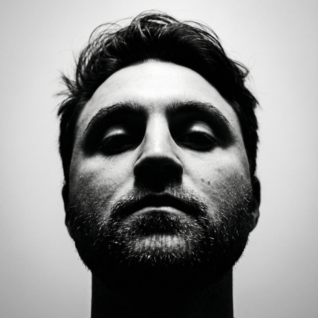 神秘力量剪影：卷发粗胡须男士黑白肖像