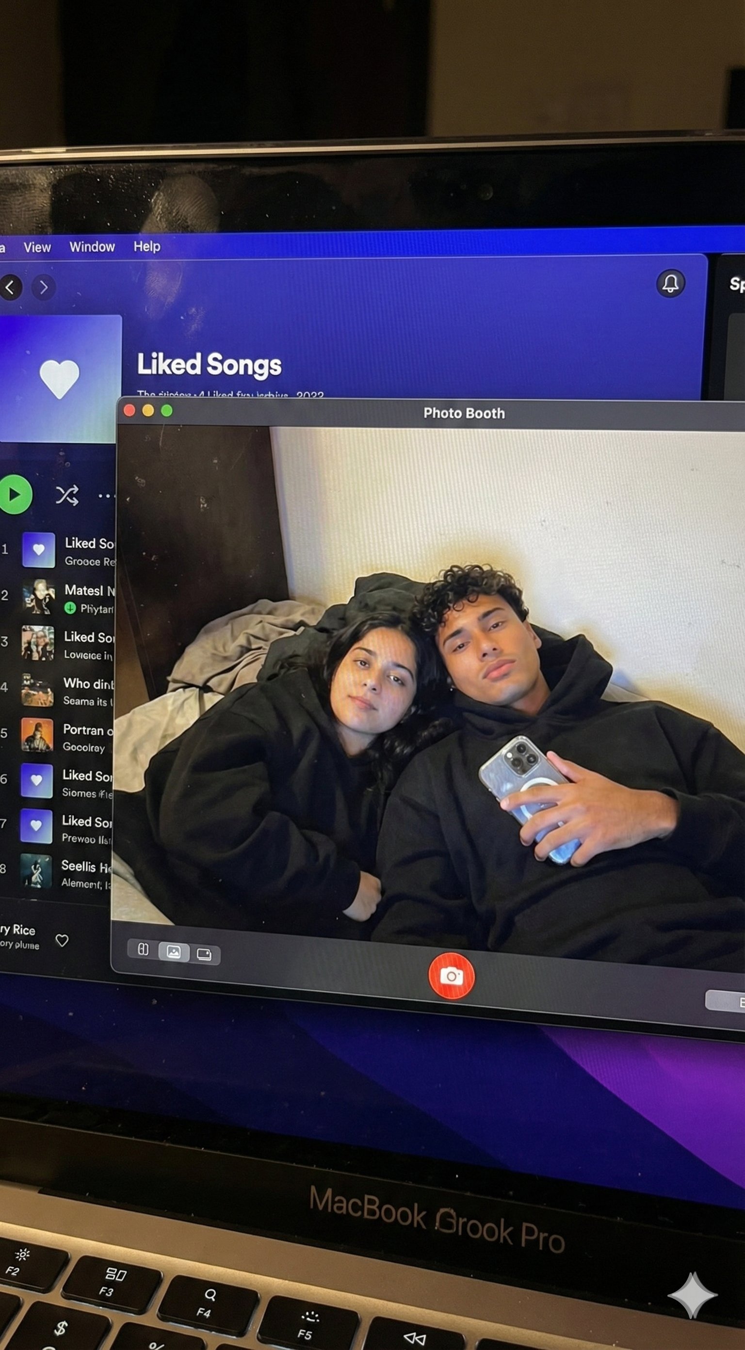 情侣MacBook自拍 ~ 纳诺香蕉Pro 🍌