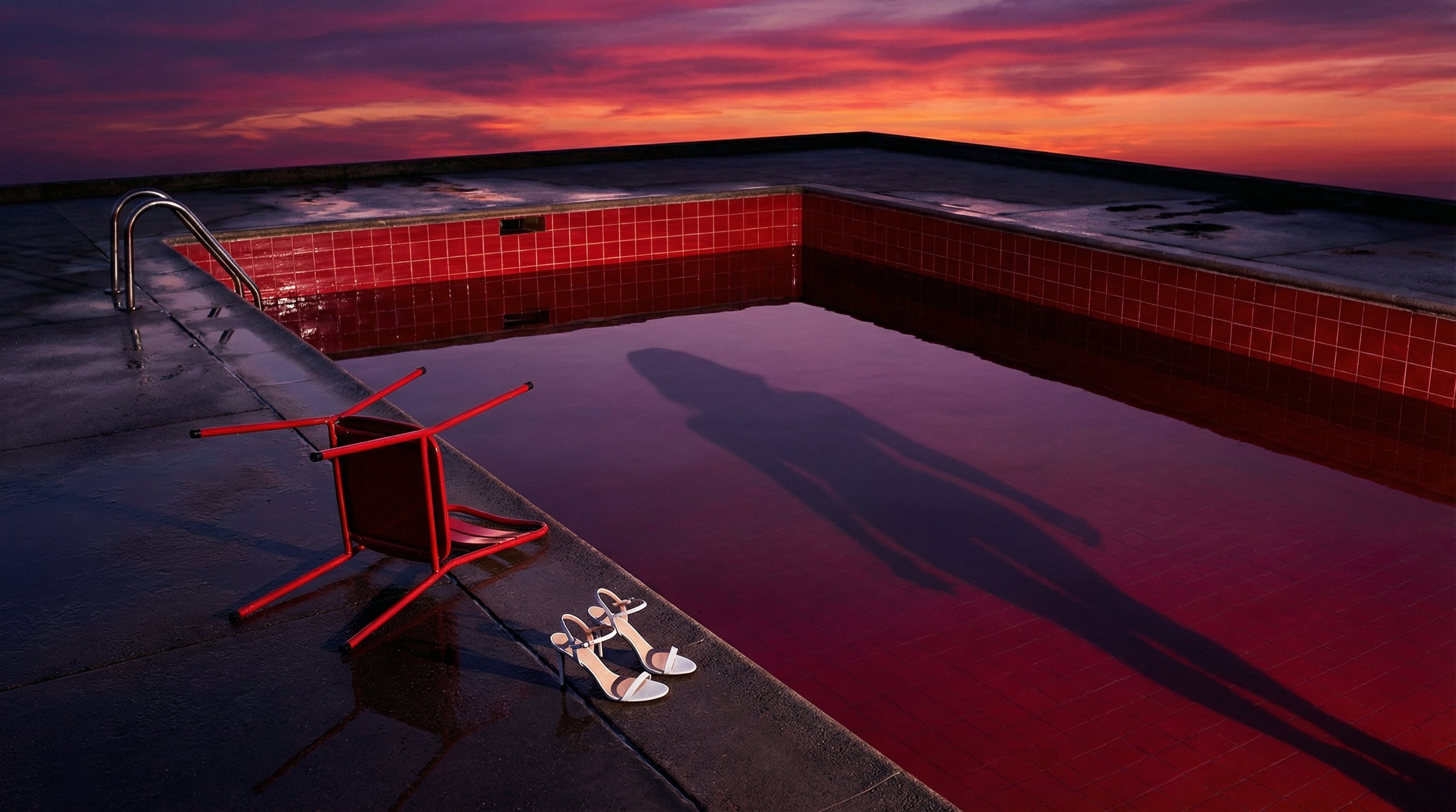 Guy Bourdin风格：黄昏时分的空荡游泳池