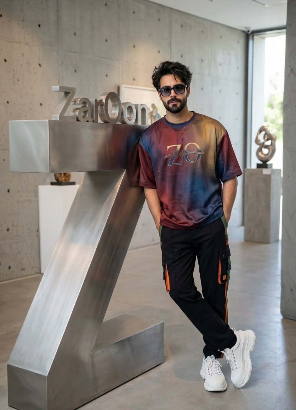 现代工业艺术画廊中的时尚男士