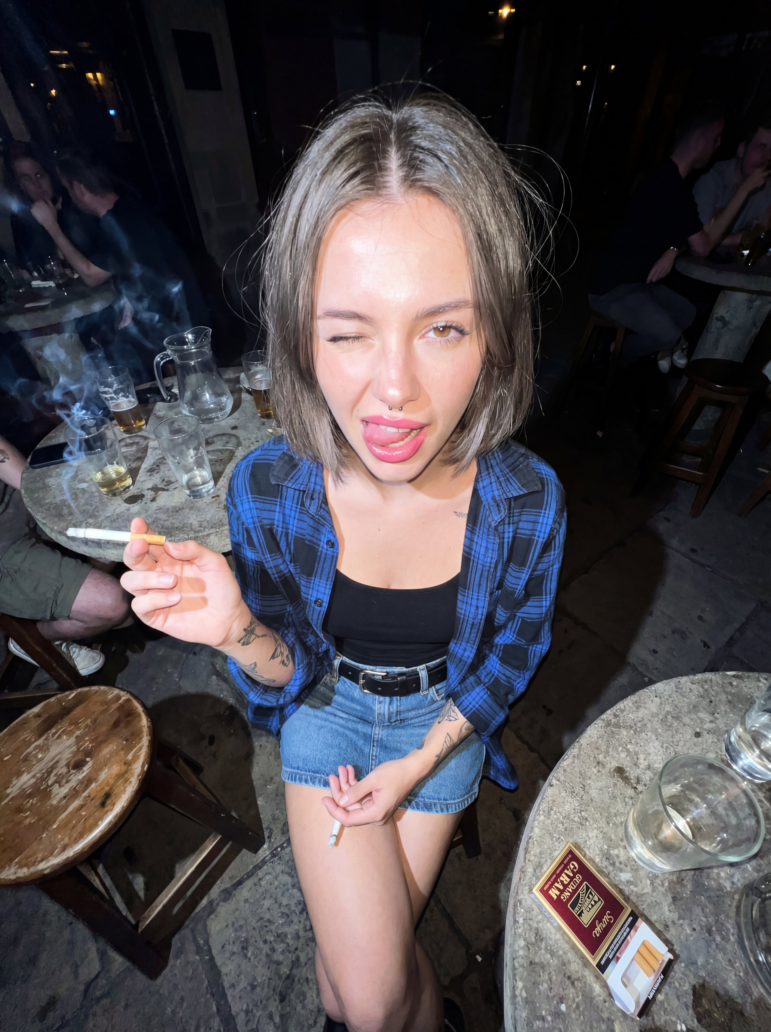 夜店酒吧中的年轻女子