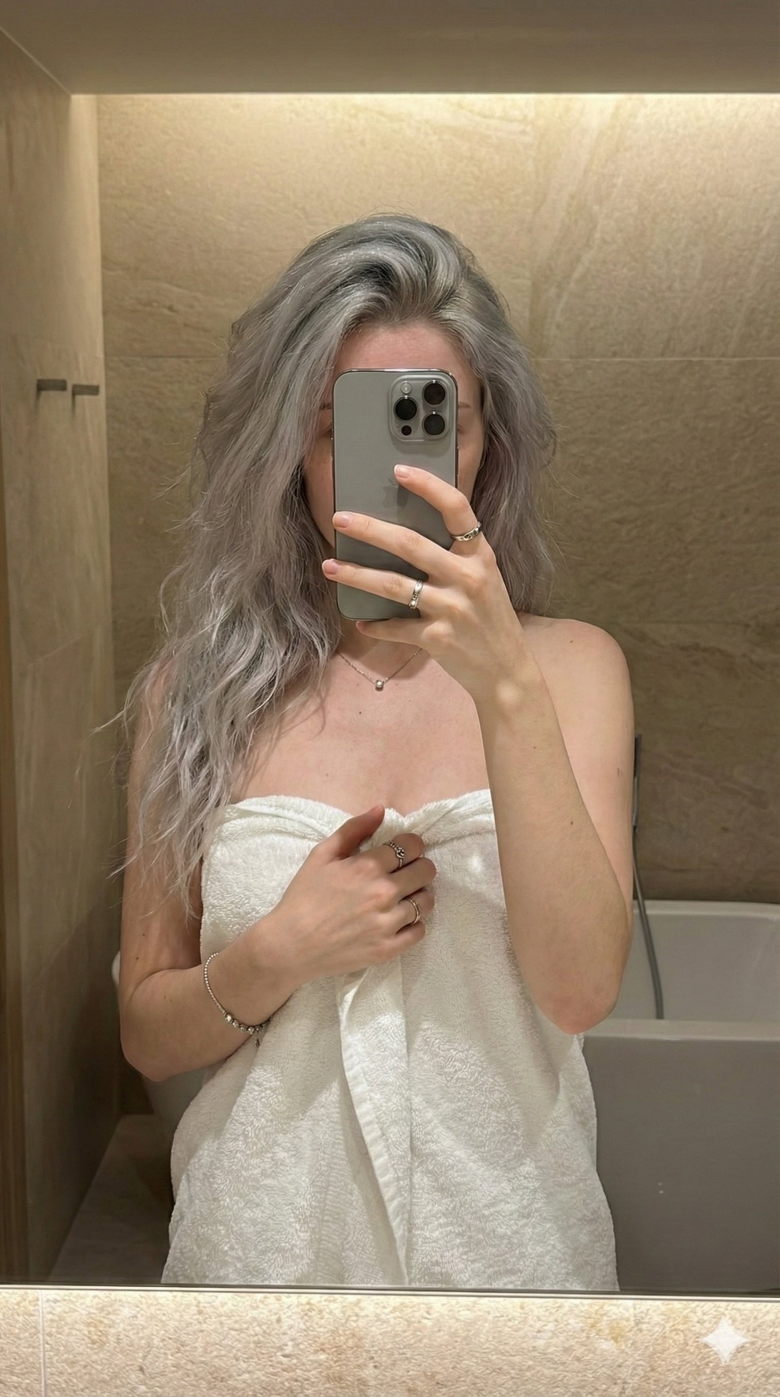 浴室镜自拍 - 毛巾裹身