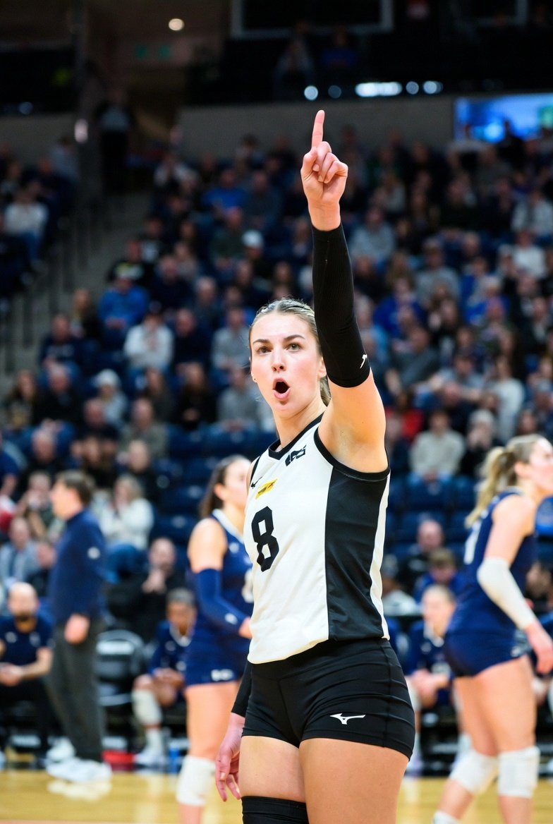 女子排球运动员比赛中的庆祝瞬间