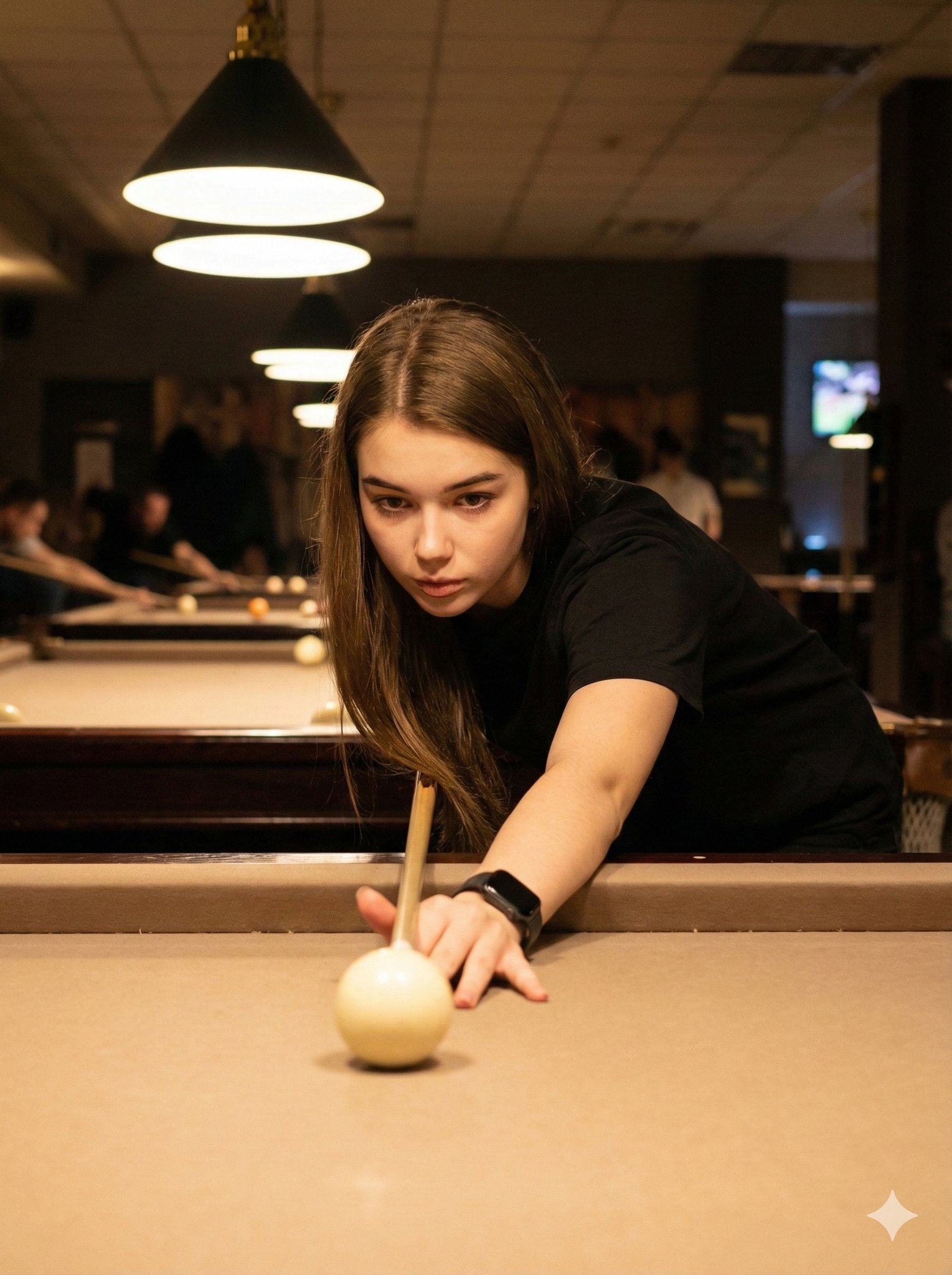 室内台球室女性击球瞬间