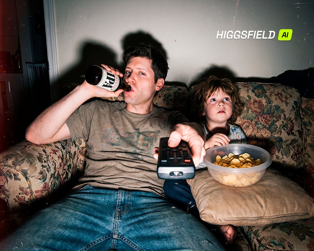 夜晚昏暗客厅中的父亲与孩子