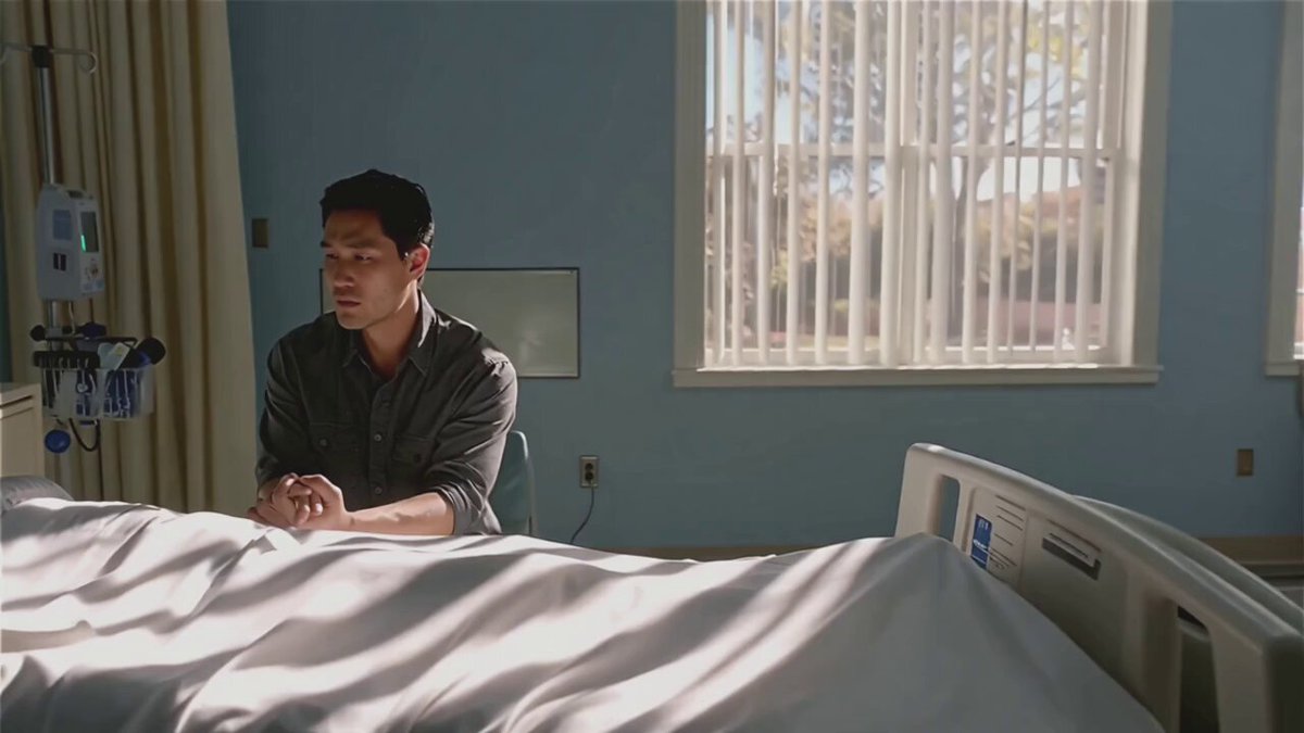 温暖午后光线下的医院病房