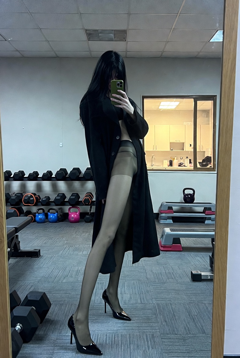 健身房镜面自拍：神秘时尚女性