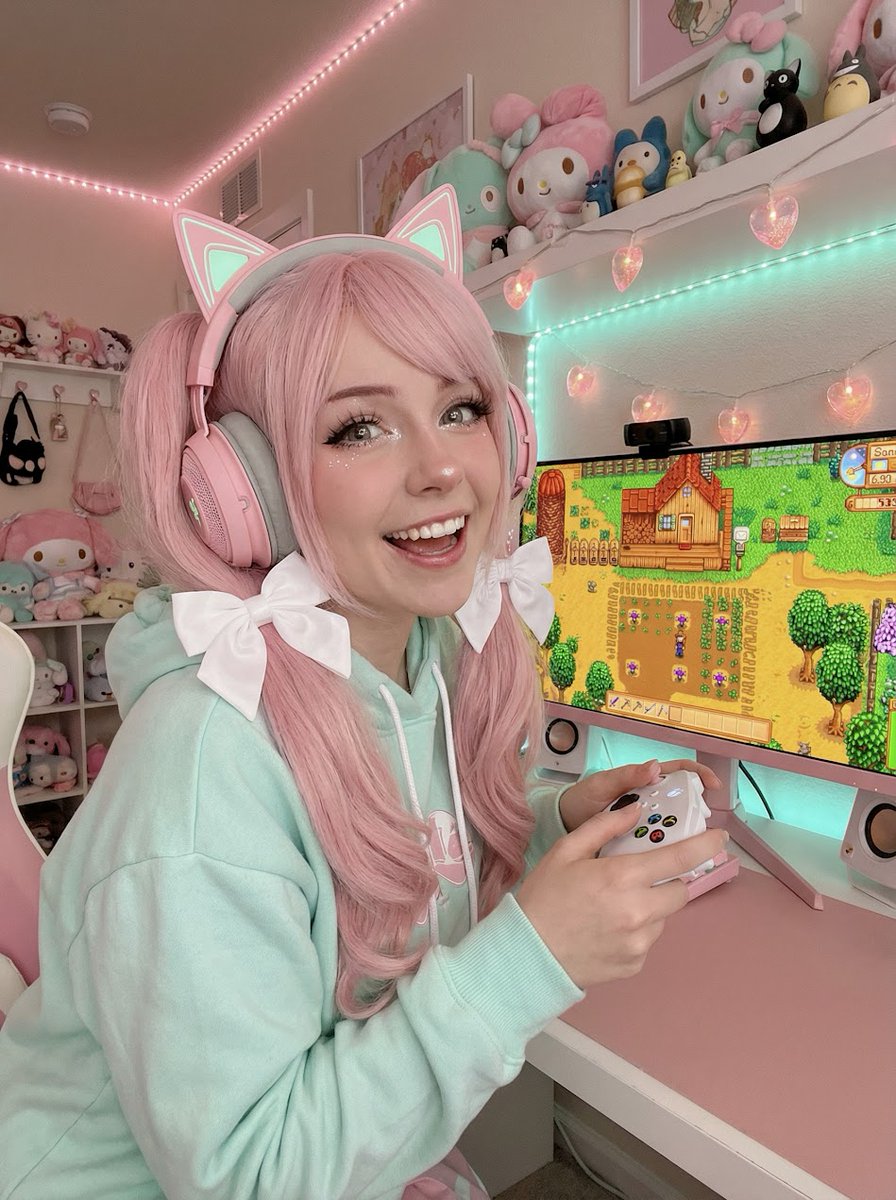 软粉游戏女孩在粉色游戏环境中玩《星露谷物语》