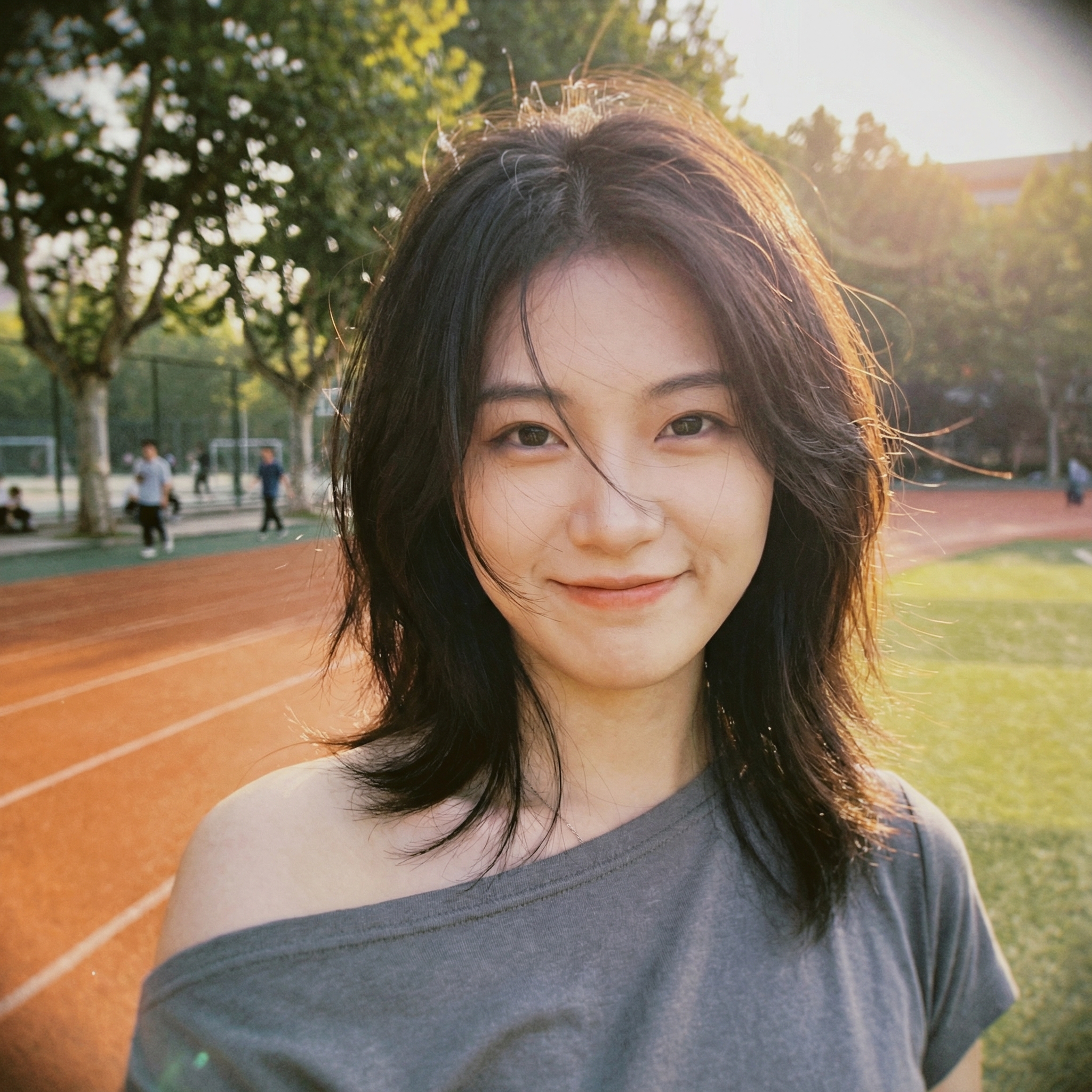 校园慵懒午后女大学生自拍