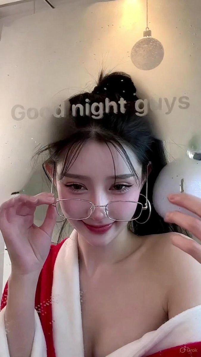 夜晚浴室镜中自拍