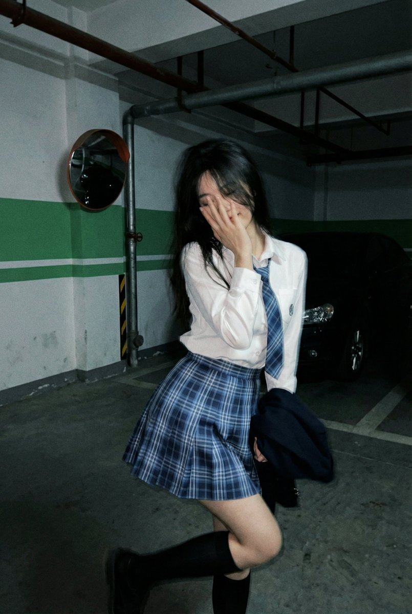 青春少女在停车场