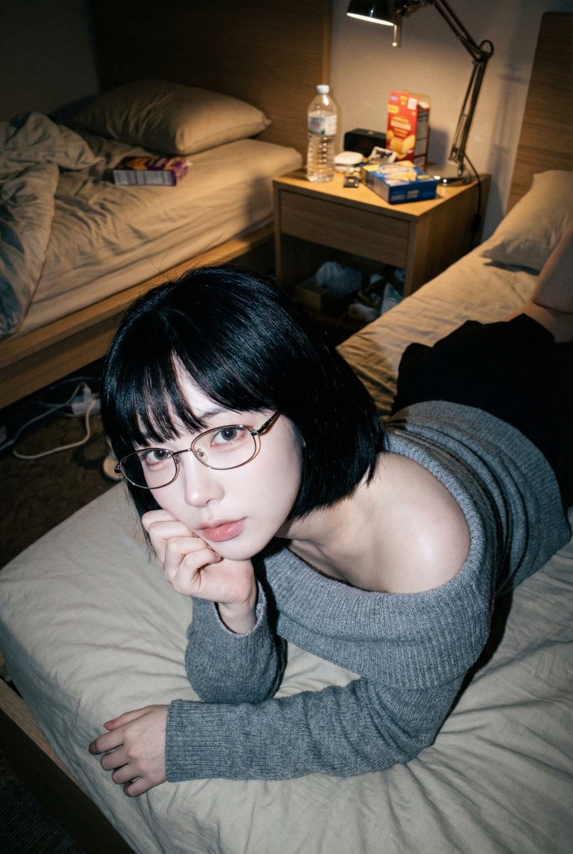 迷人的年轻女子照片