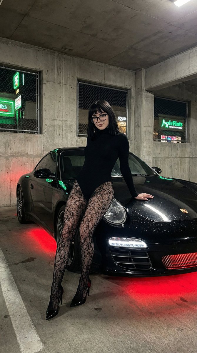 室内停车场夜晚自信女性的特写