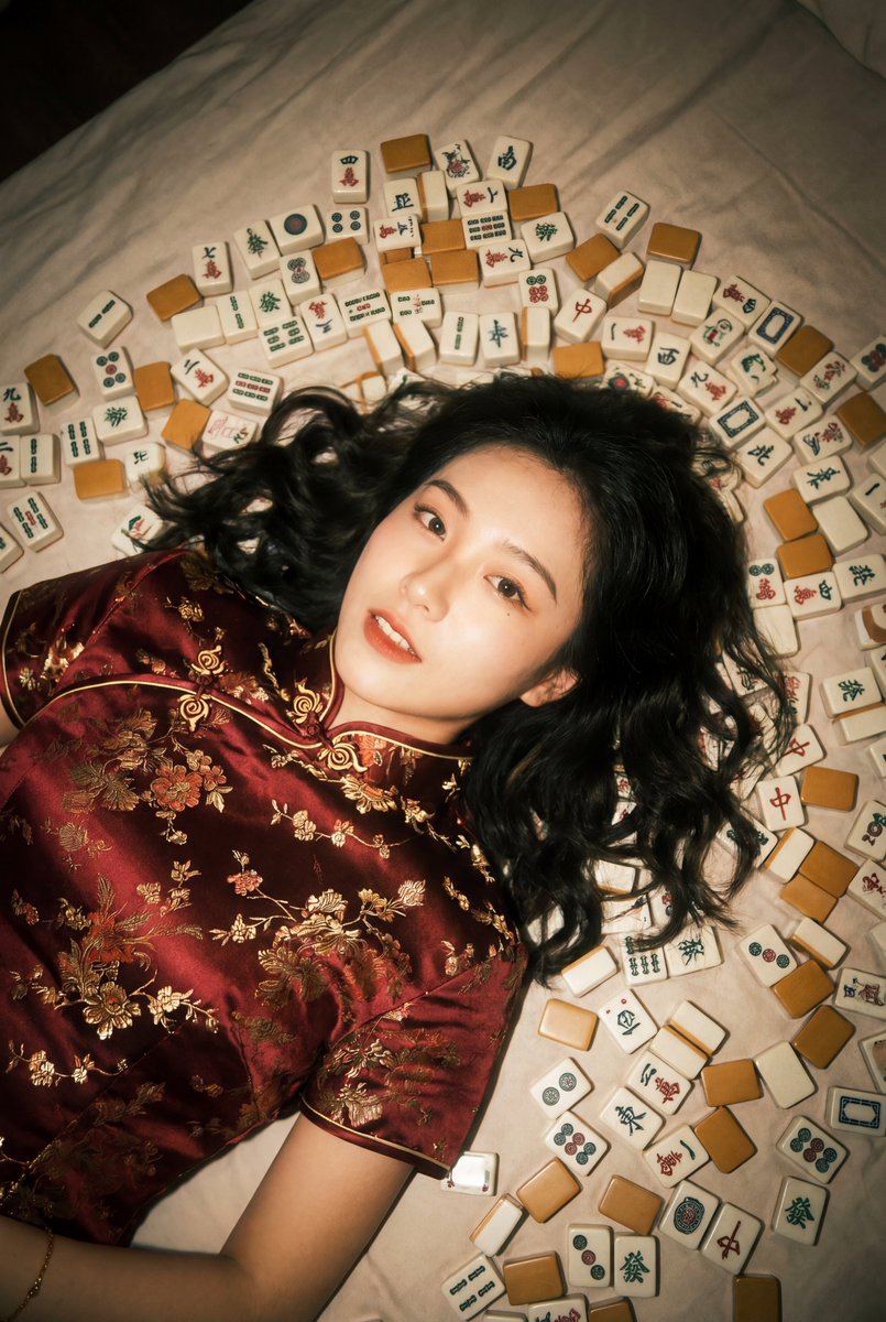 复古麻将瓷砖床上的时尚摄影