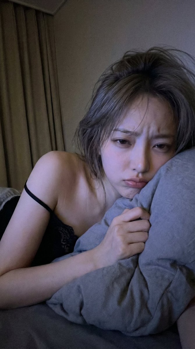 夜晚昏暗卧室中的可爱自拍