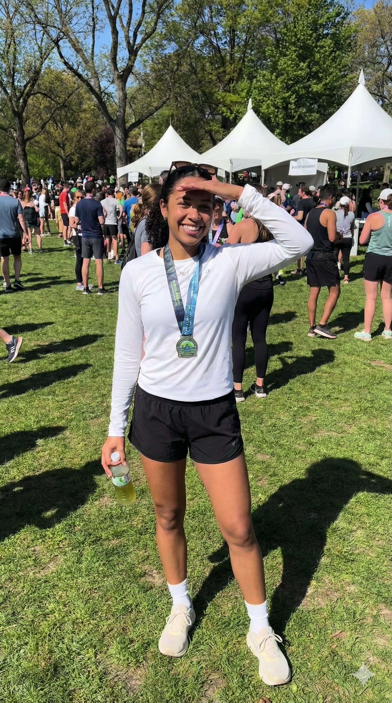 年轻女士在户外活动中的 candid 照片