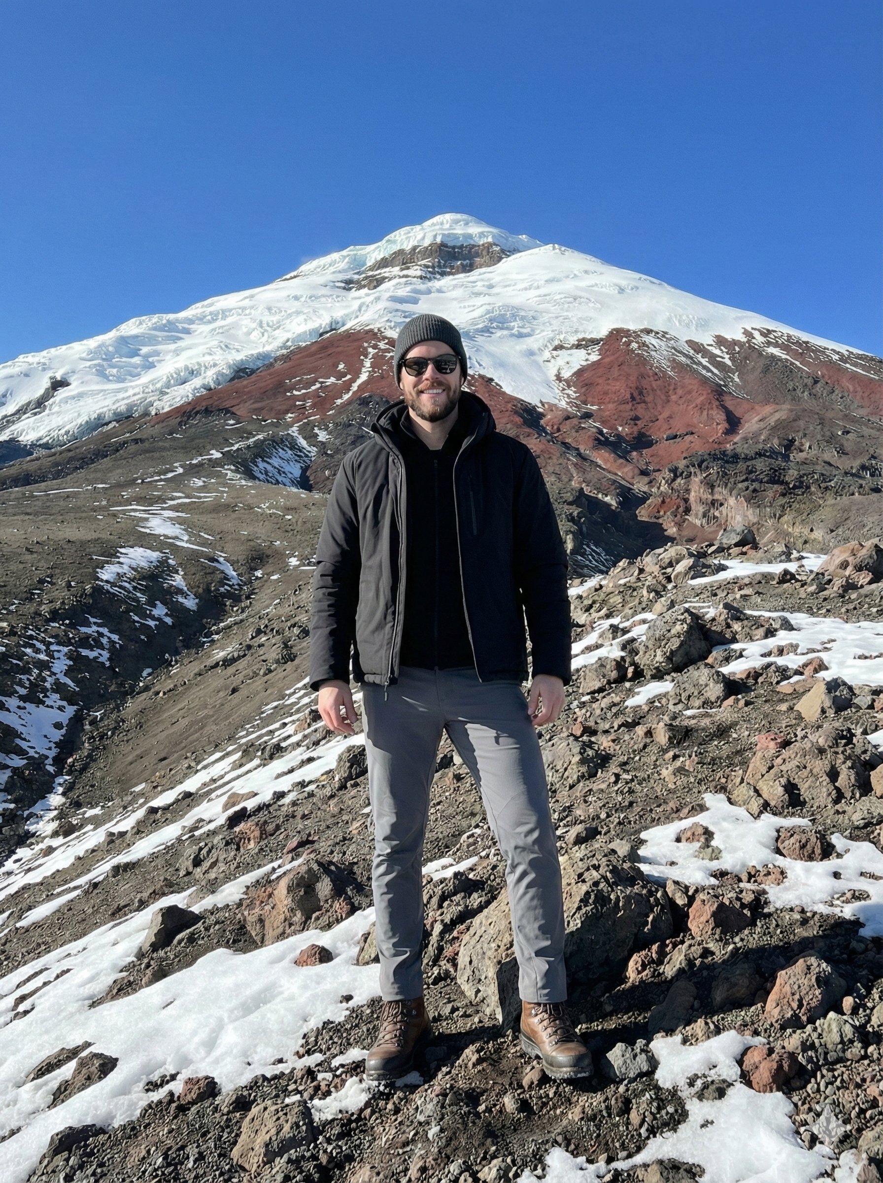 cotopaxi火山脚下时尚登山者