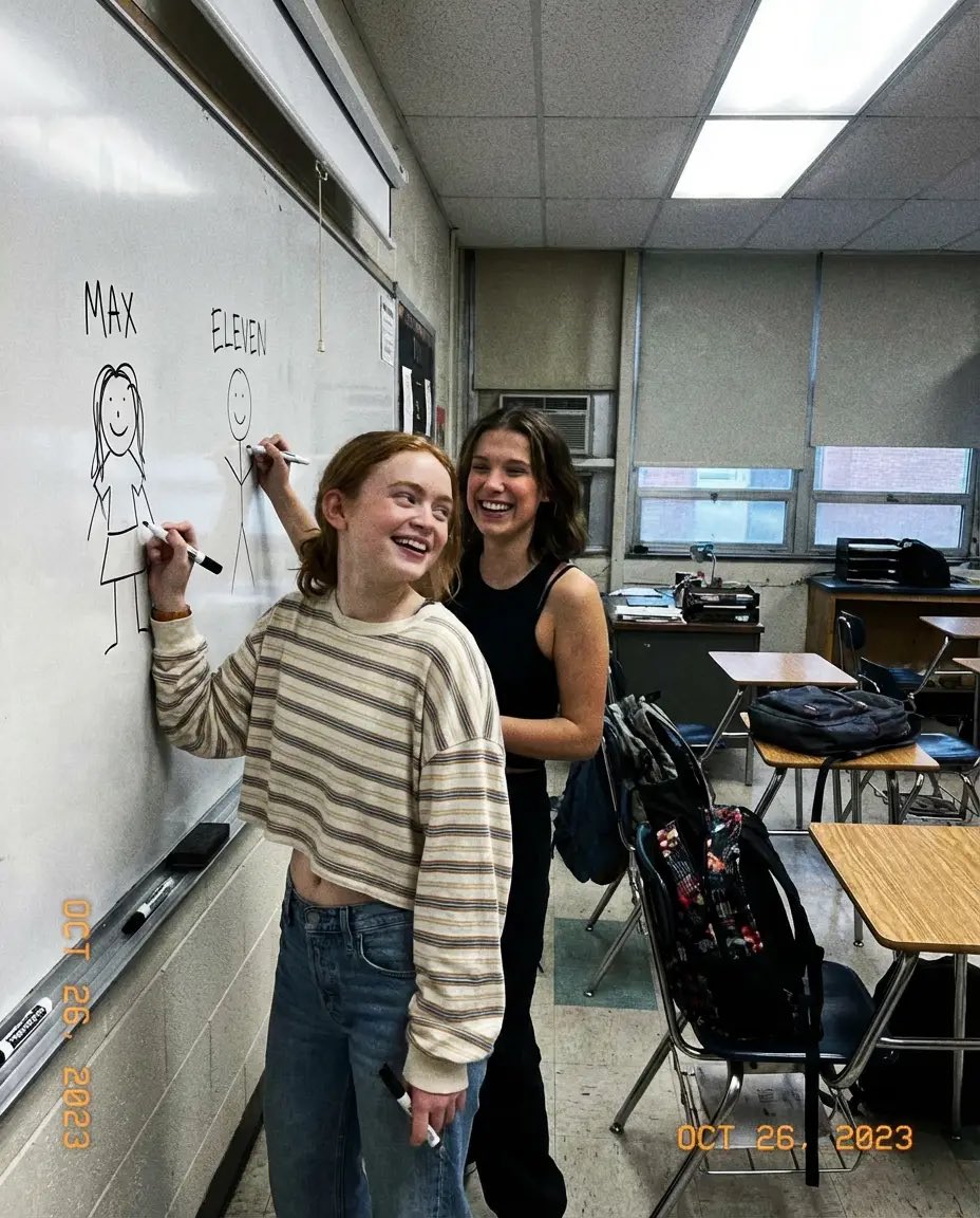 Millie Brown 和 Sadie Sink 在教室里的欢乐时刻