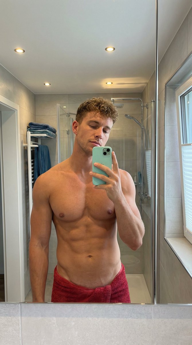 现代浴室健身男士自拍