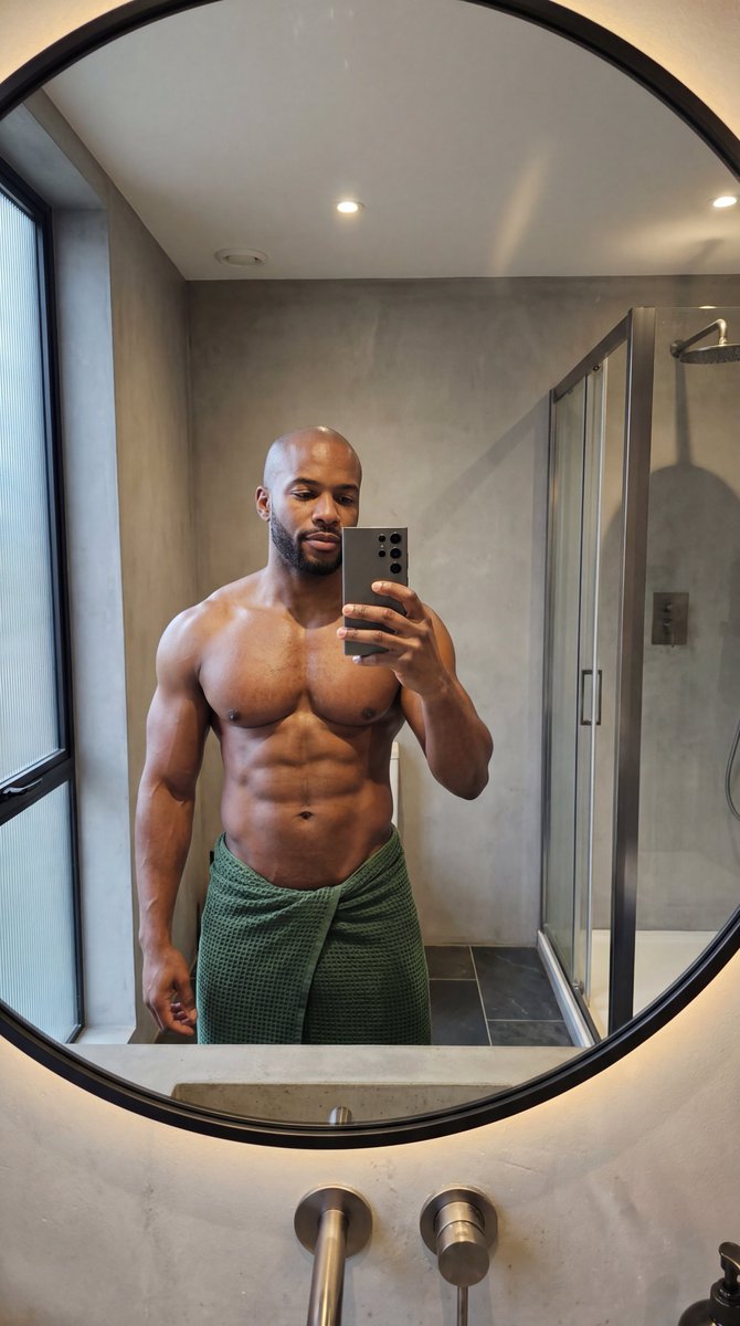 Nano Banana Pro 3.0 - 男性健身教练镜面自拍