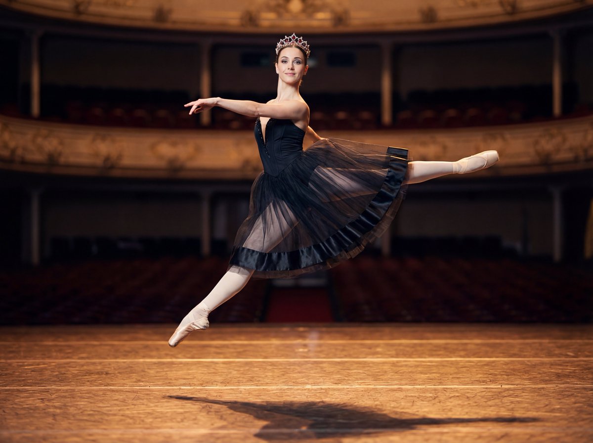 专业芭蕾舞者空中飞翔