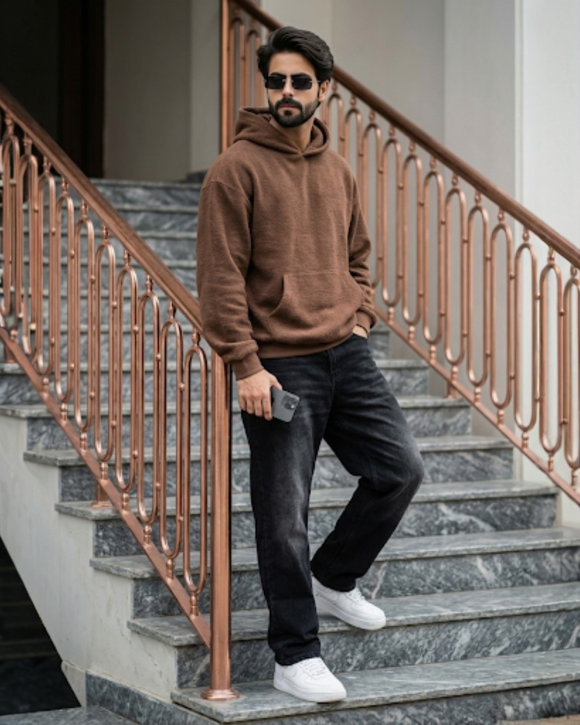 现代奢华建筑外的时尚青年全身肖像