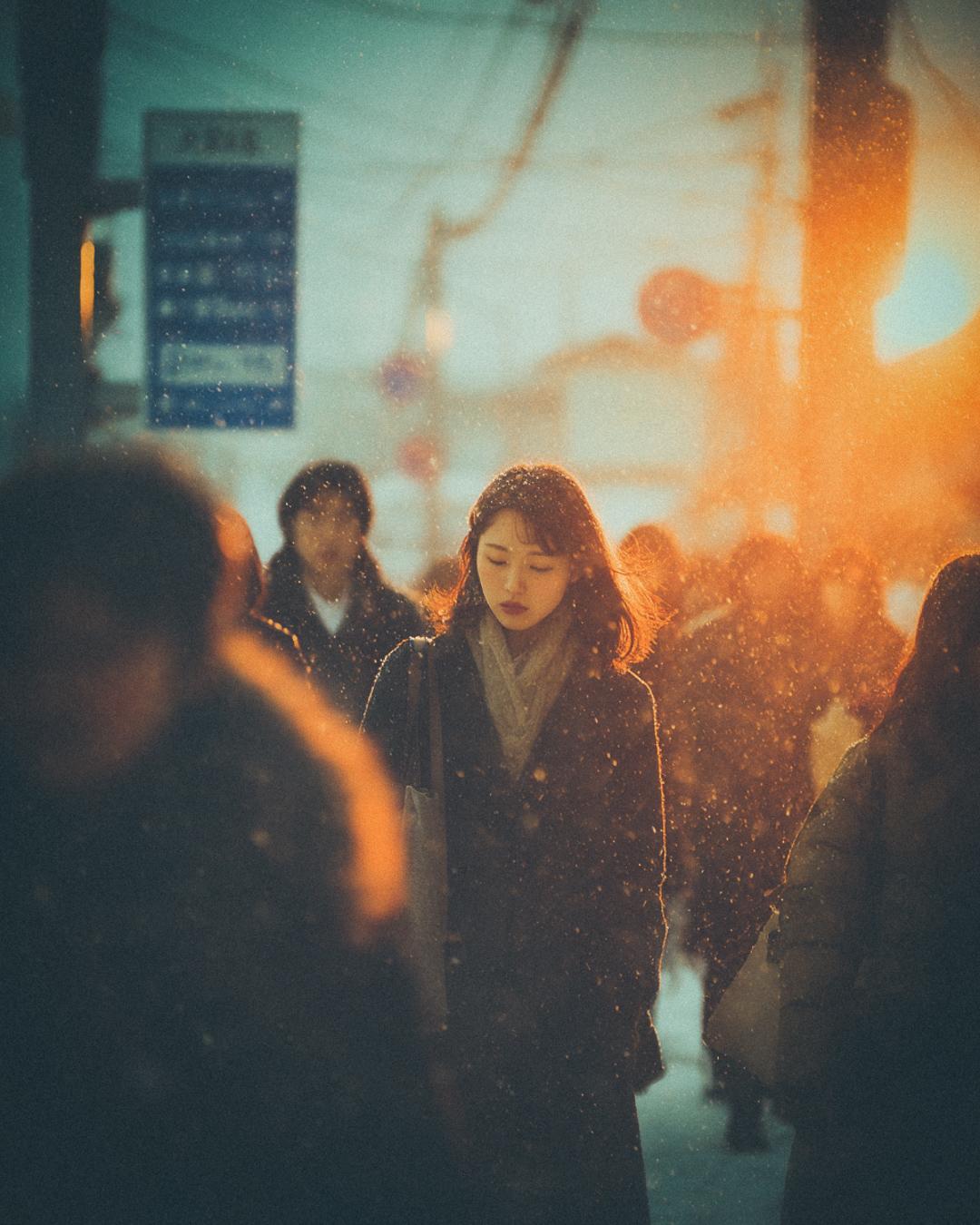 独自行走于繁华街头的亚洲年轻女性