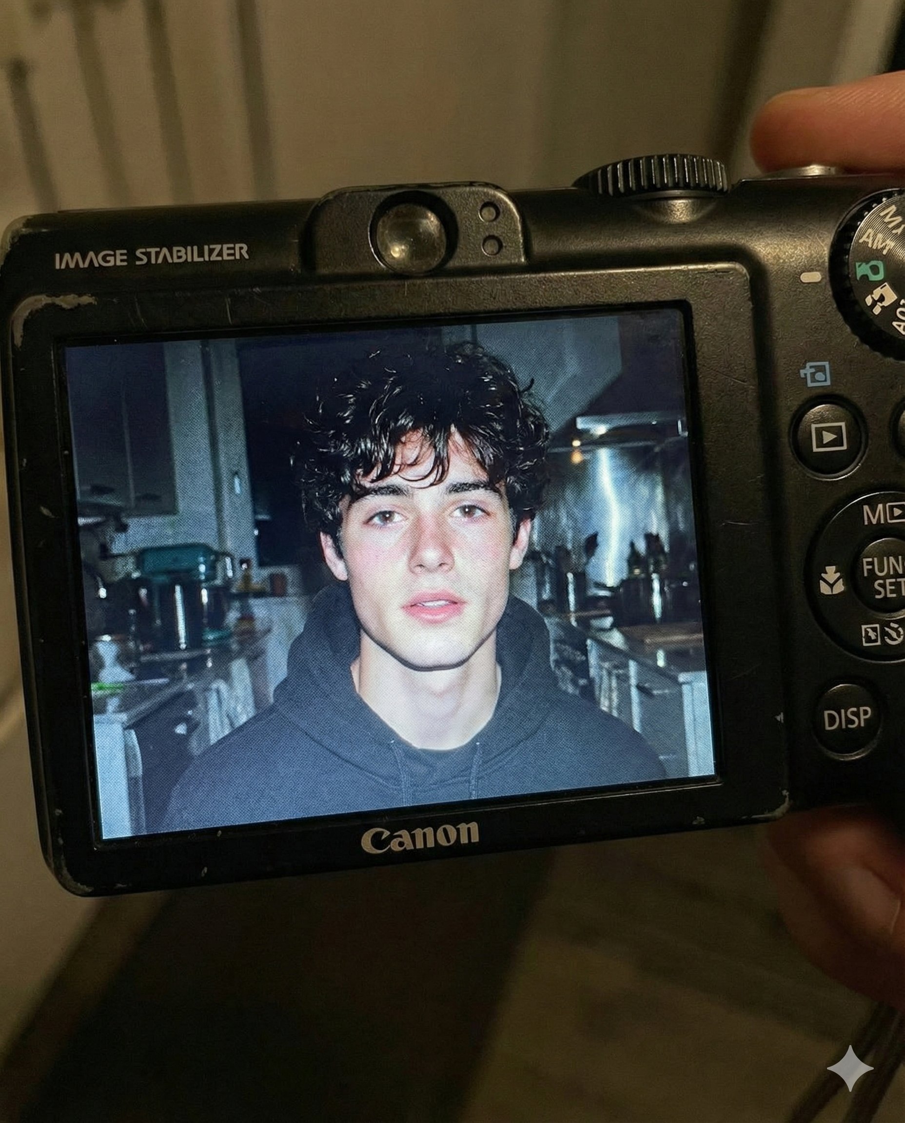 数码相机屏幕中的年轻男子