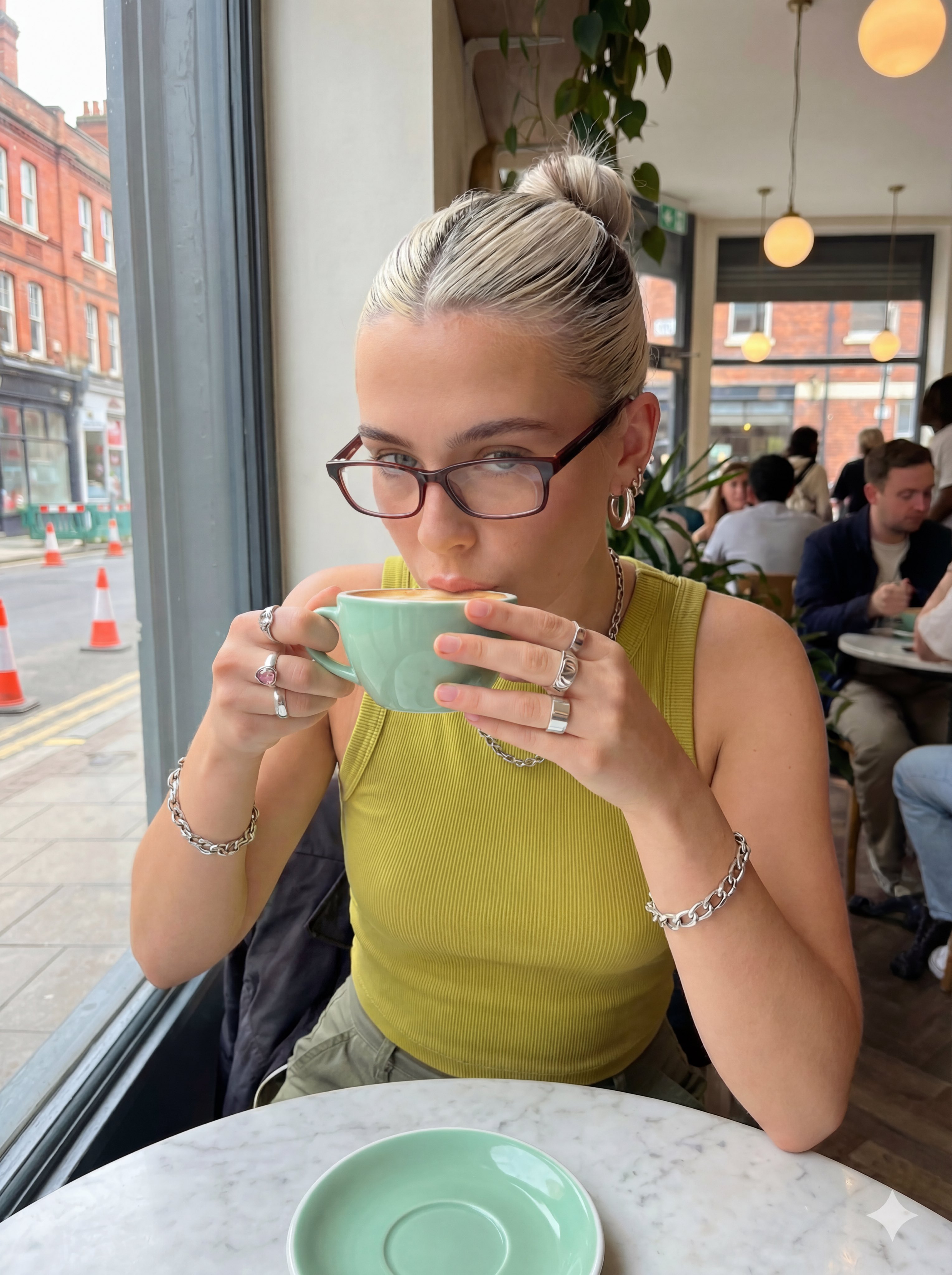 Gemini Nano Banana Pro - 年轻女性咖啡店写真