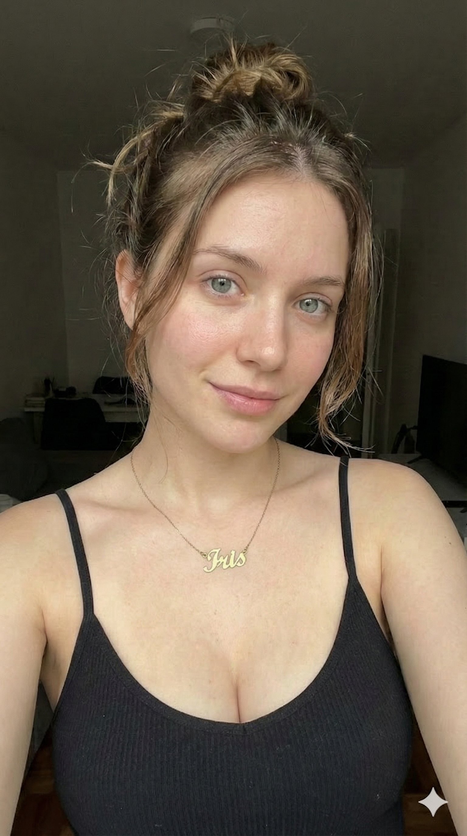 年轻女性，约20岁，皮肤白皙