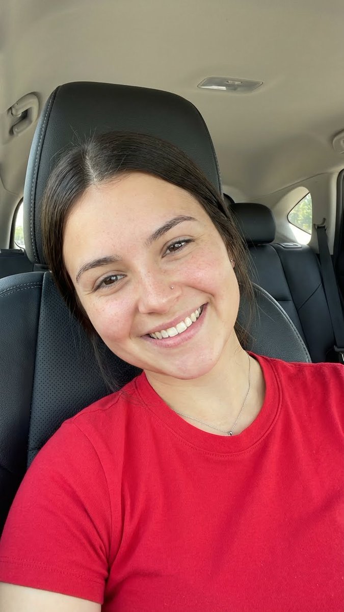 年轻女士车内自拍