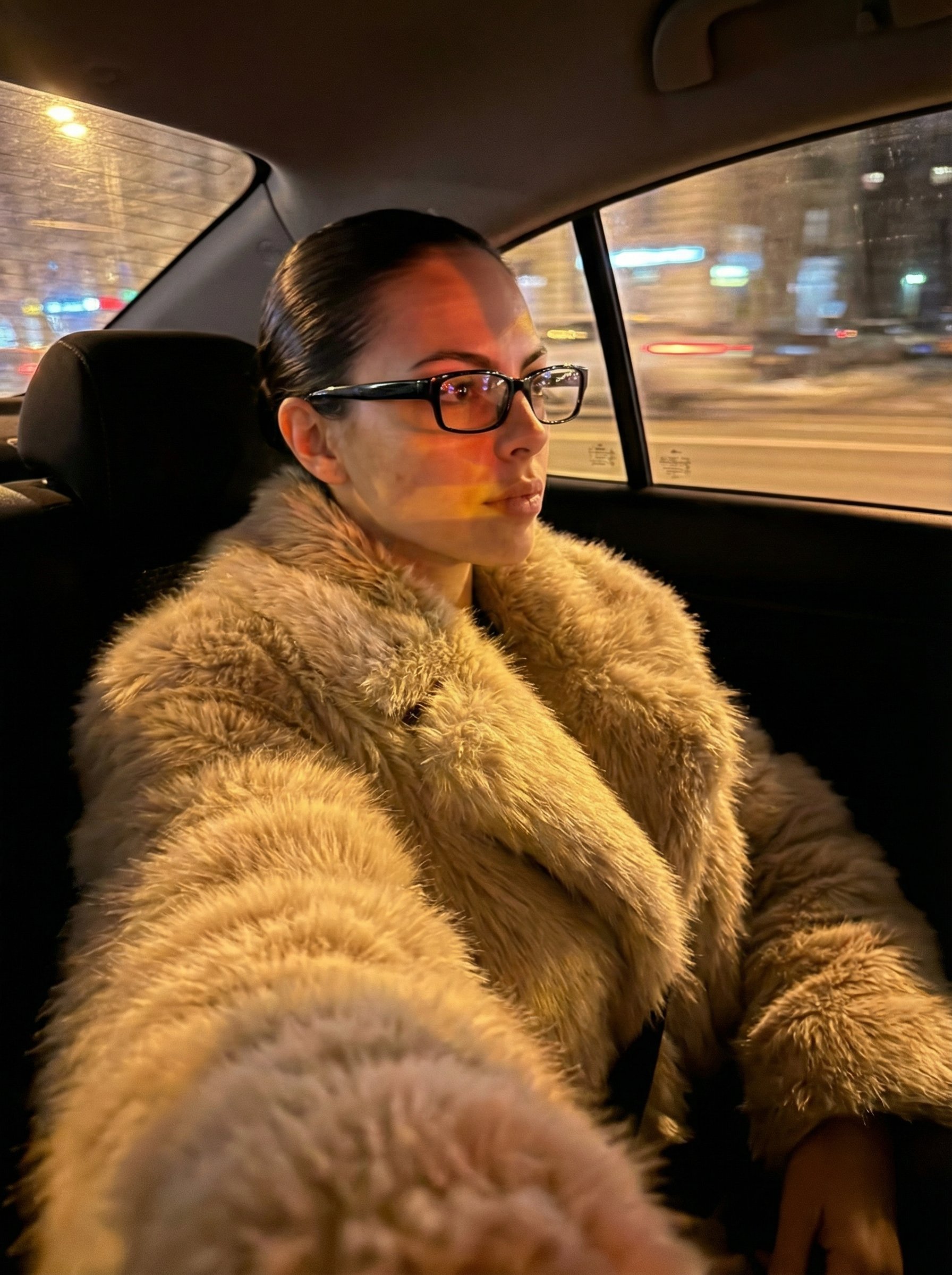 城市夜景中的随性自拍