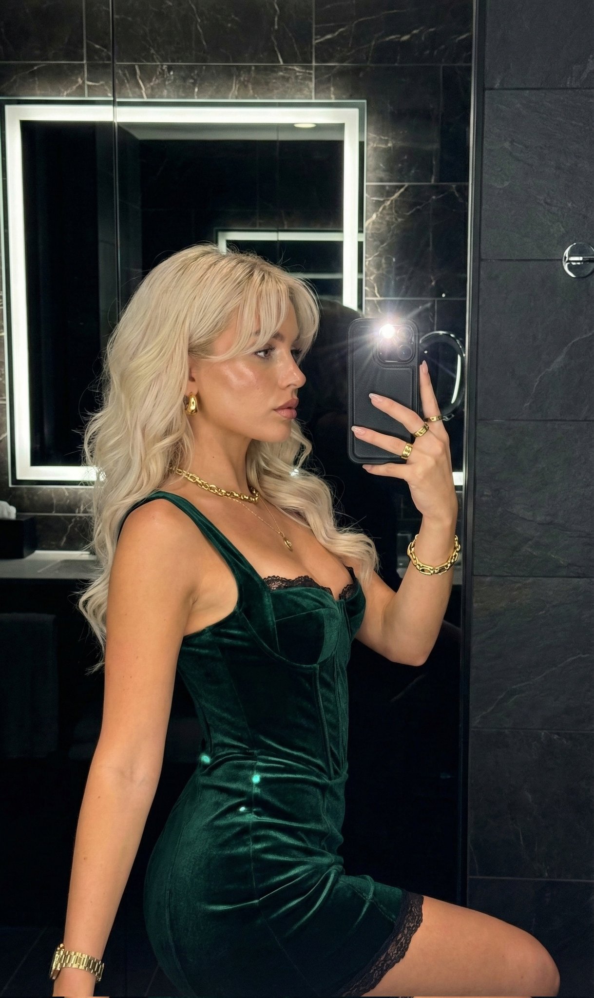 Gemini Nano Banana Pro 夜间奢华自拍