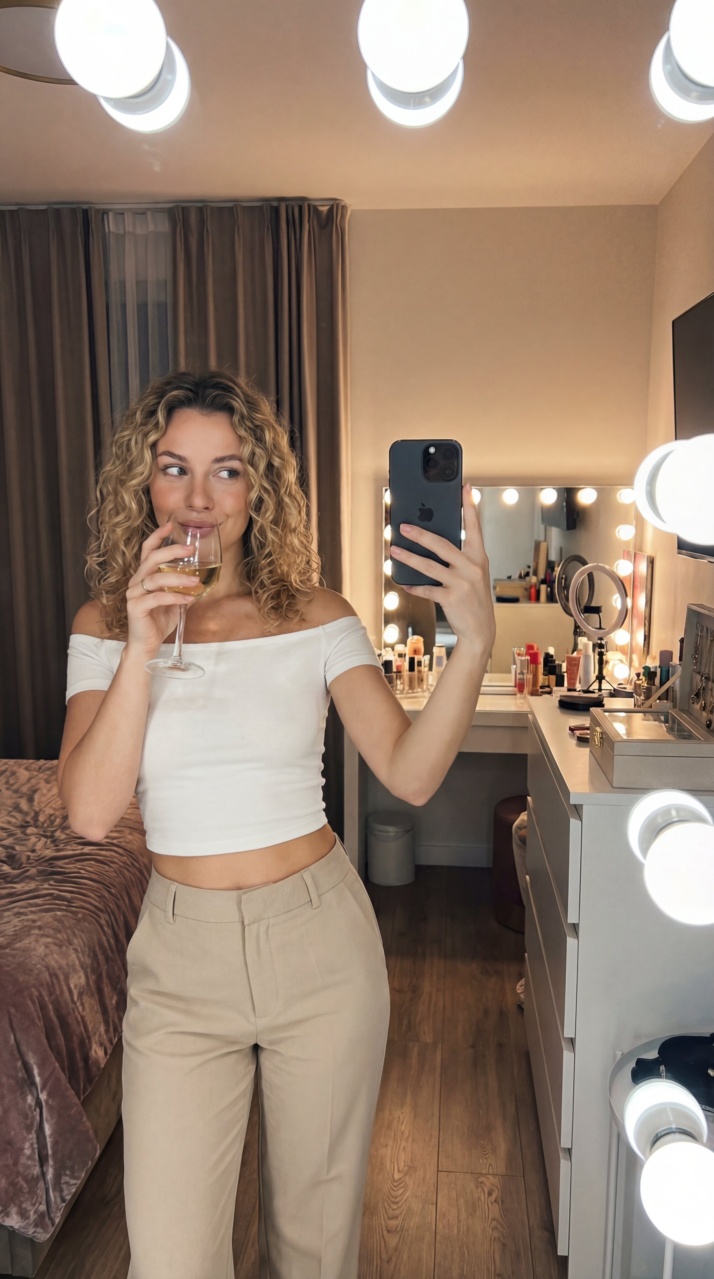 现代卧室中年轻女性的镜面自拍