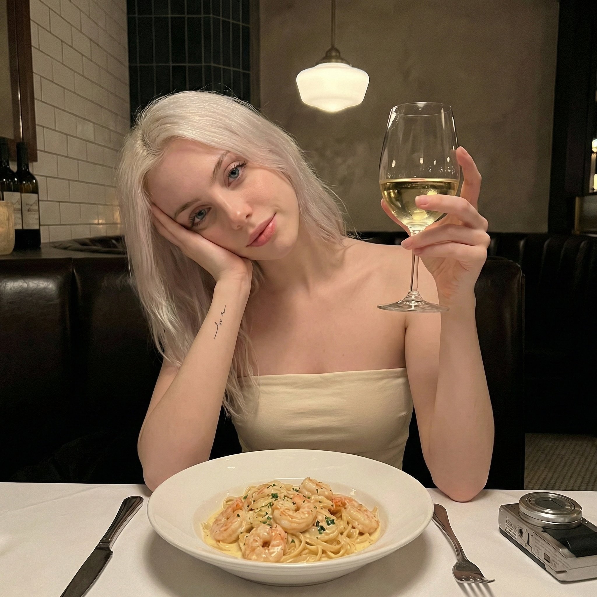 Gemini Nano Banana Pro - 时尚晚餐自拍