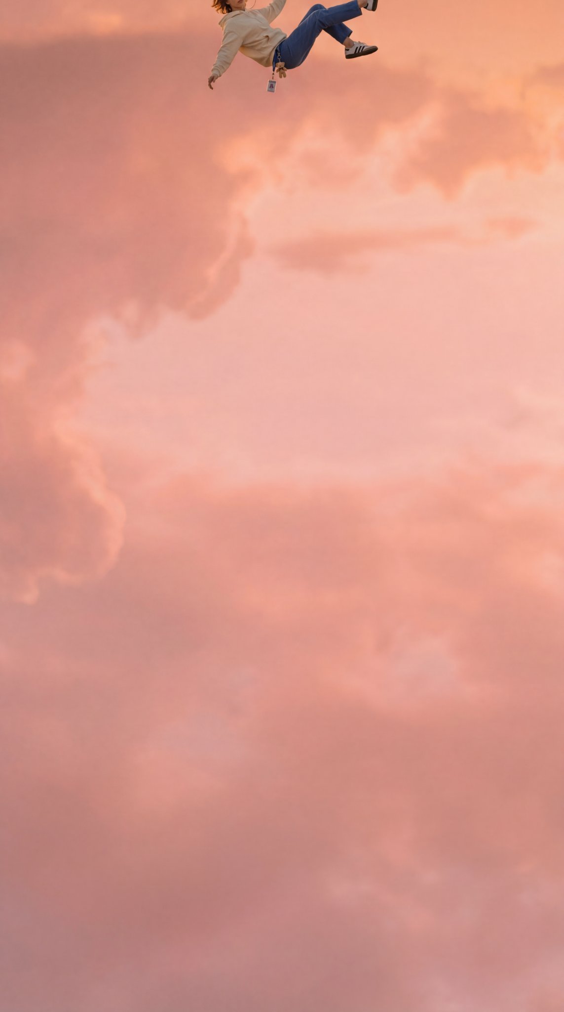 高空中的女性与日落