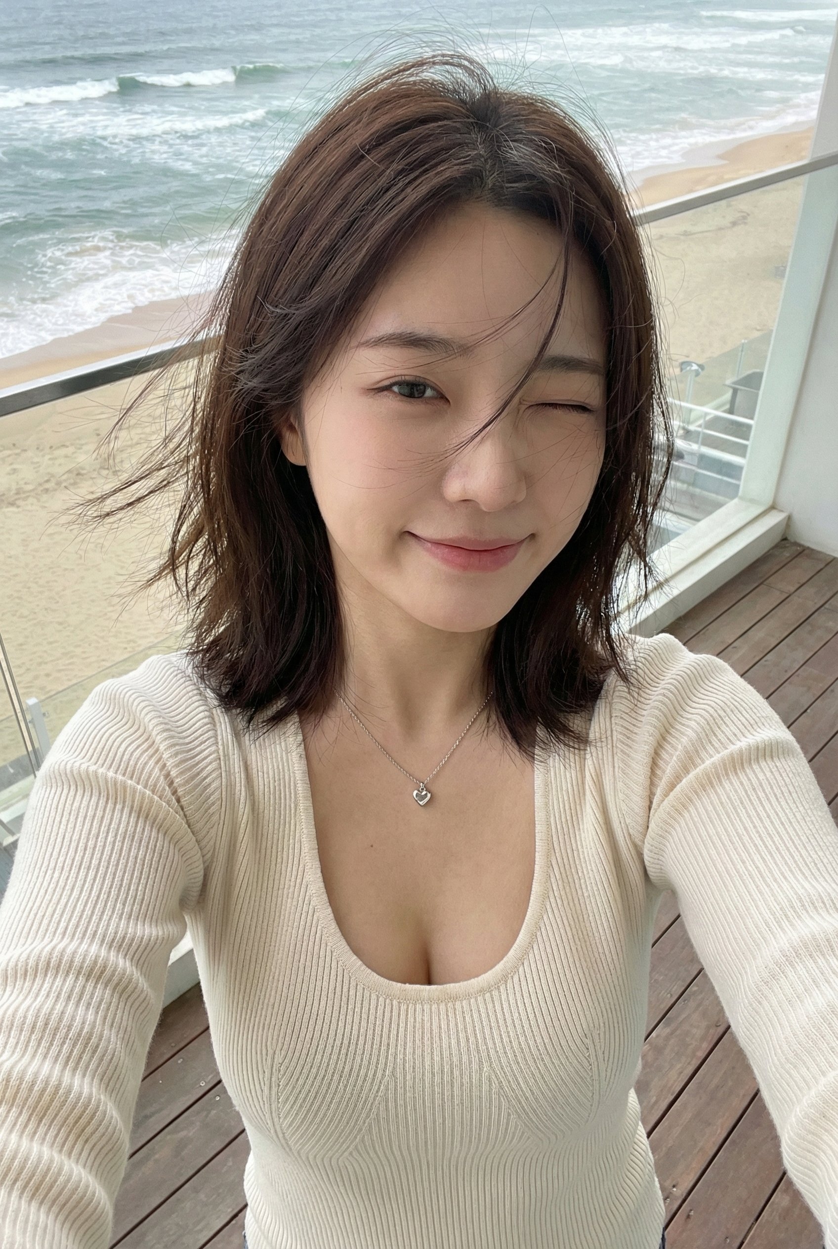 海边阳台上的亚洲年轻女子自拍