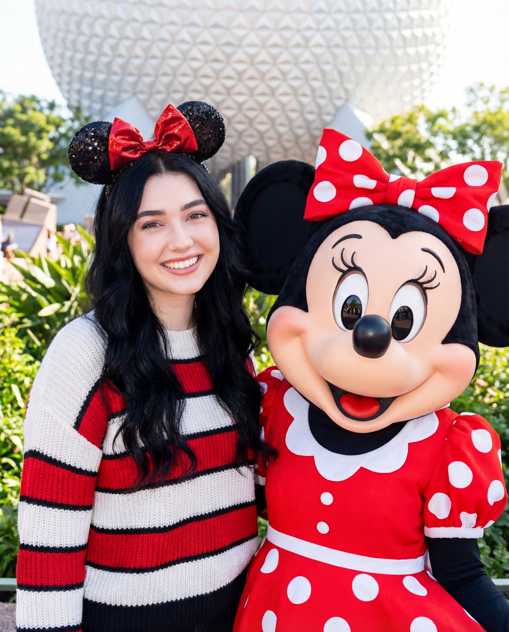 主题公园中的少女与米妮鼠