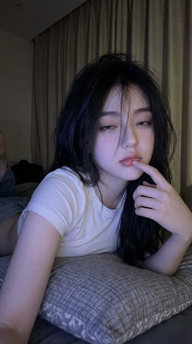 夜晚昏暗卧室自拍