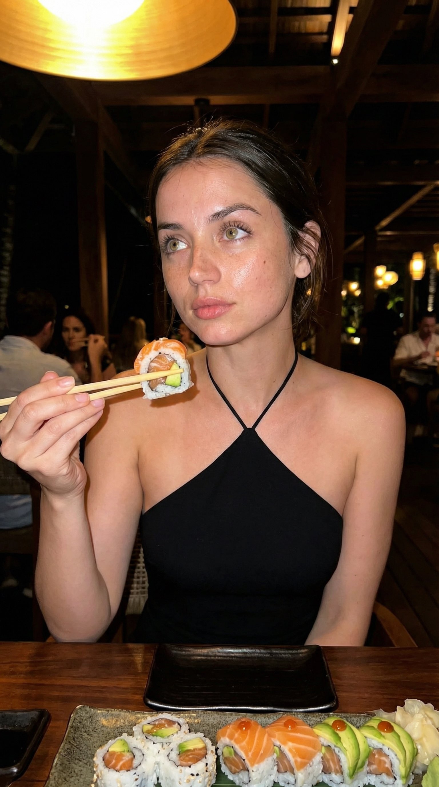 Ana de Armas与Sydney Sweeney的晚餐肖像