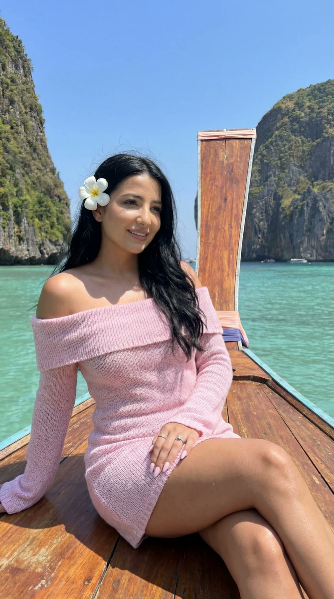 热带泻湖木船上的真人旅行肖像