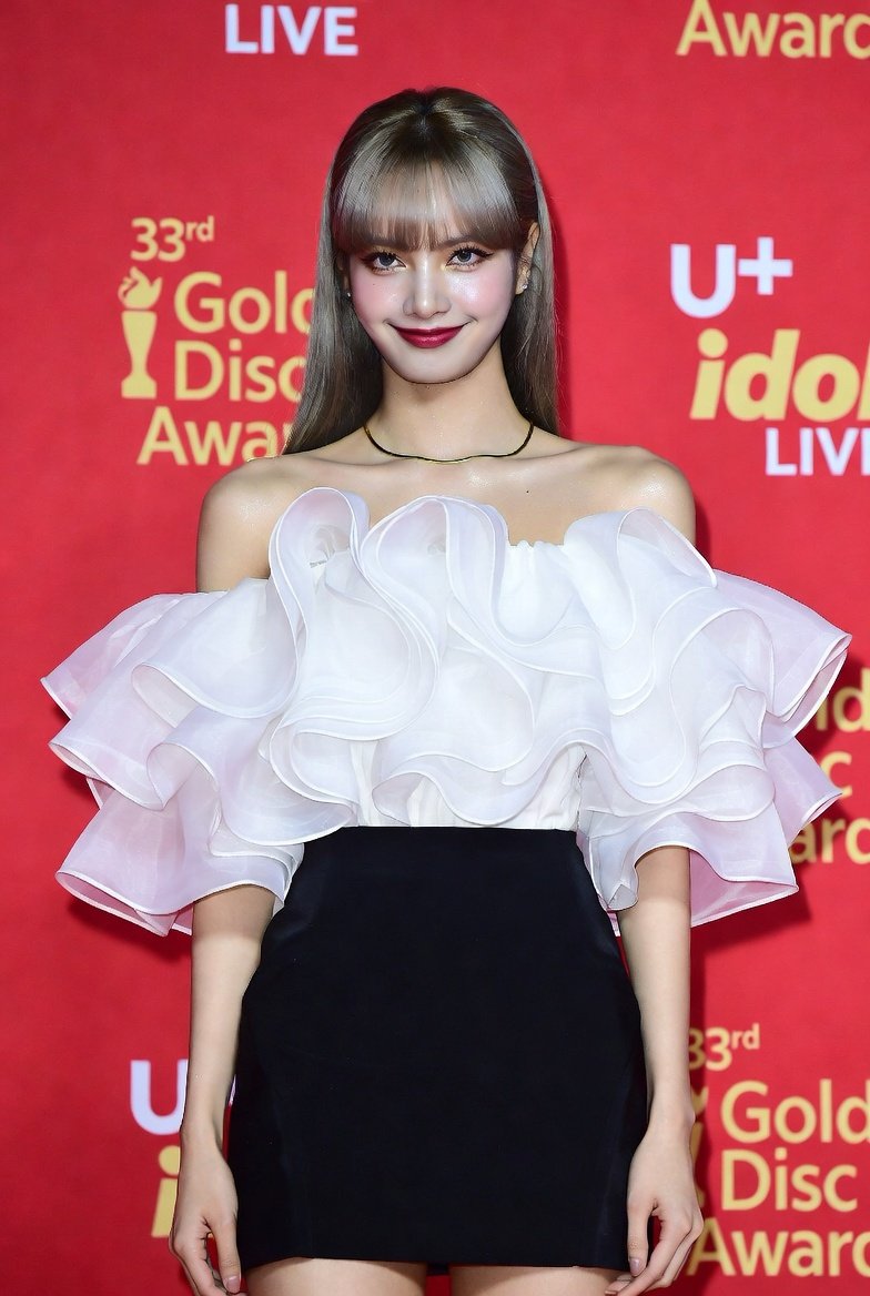 BLACKPINK Lisa 金唱片奖红毯造型