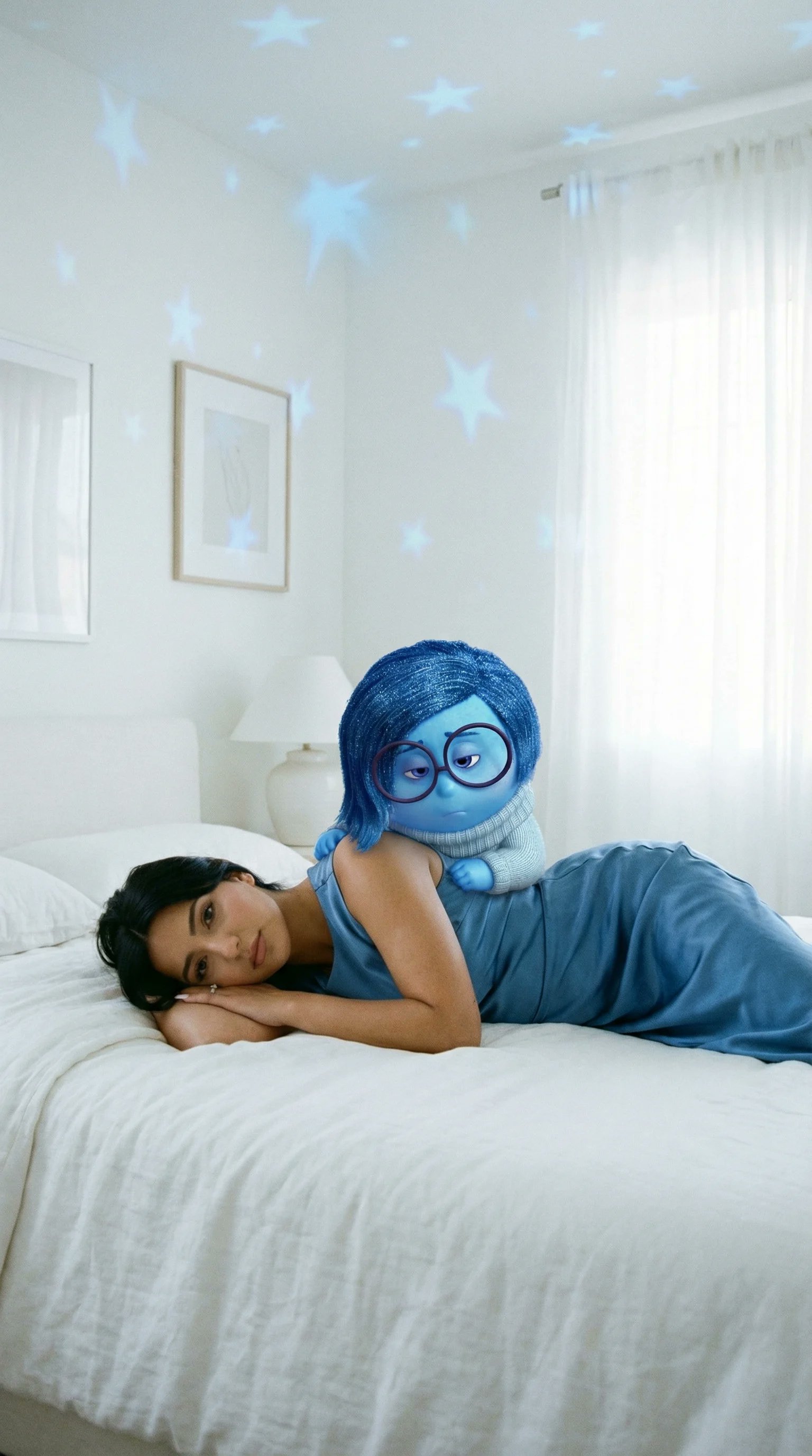 现代简约卧室中蓝皮肤角色的情感肖像