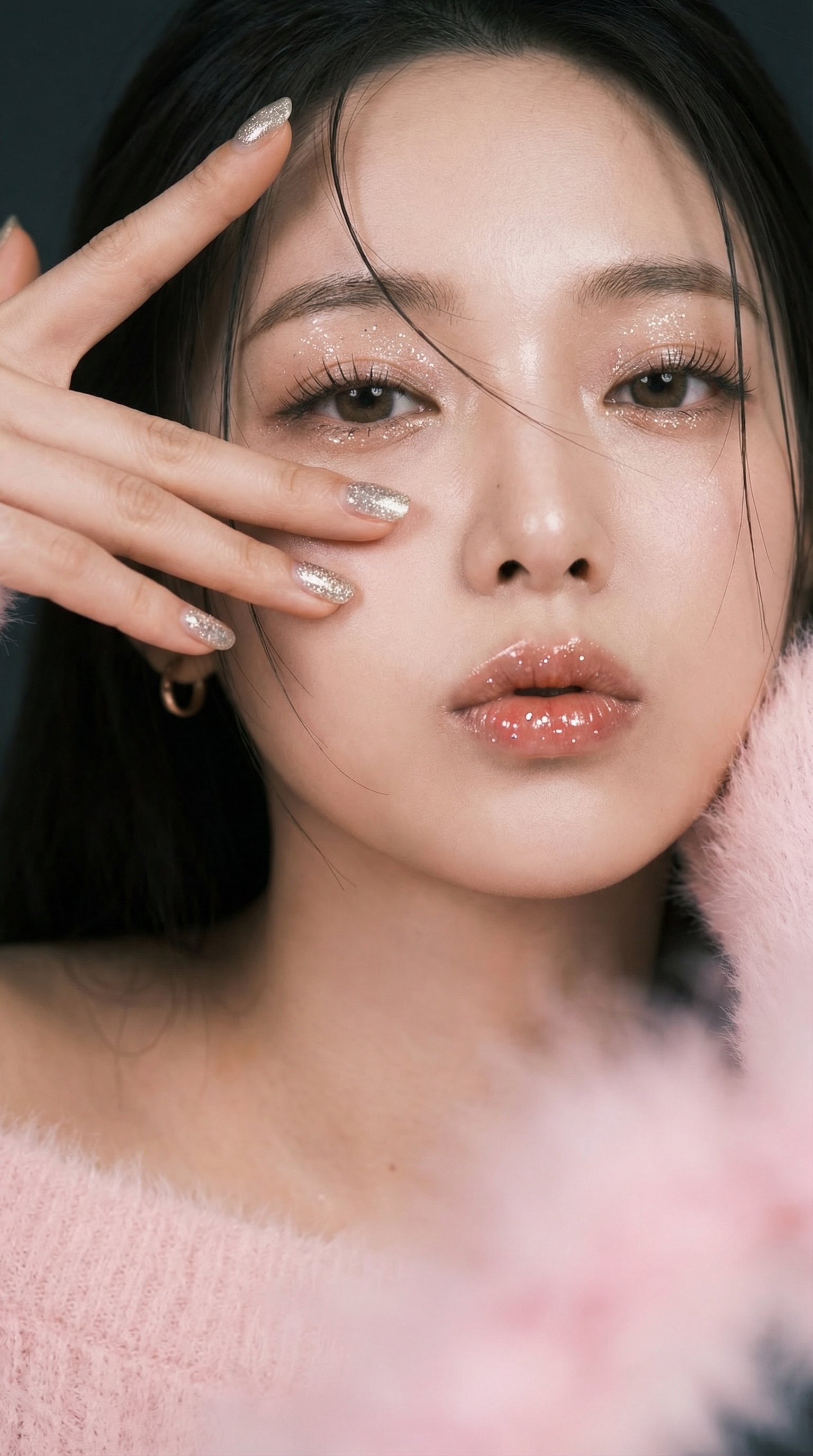 她知道你在注视。她并不介意。