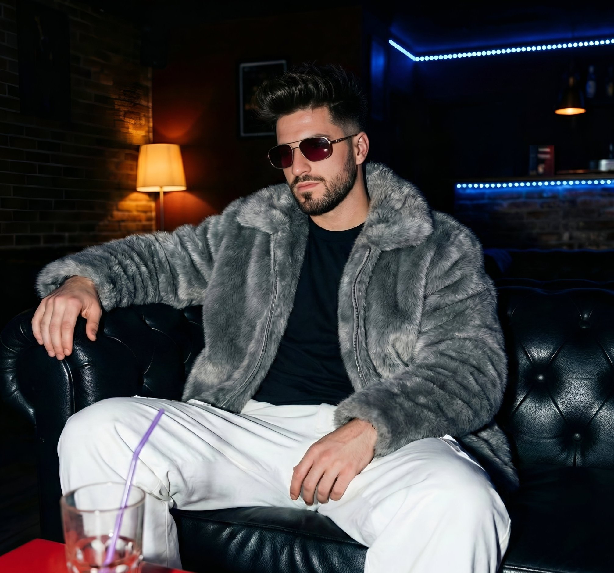 霓虹灯下的沉思