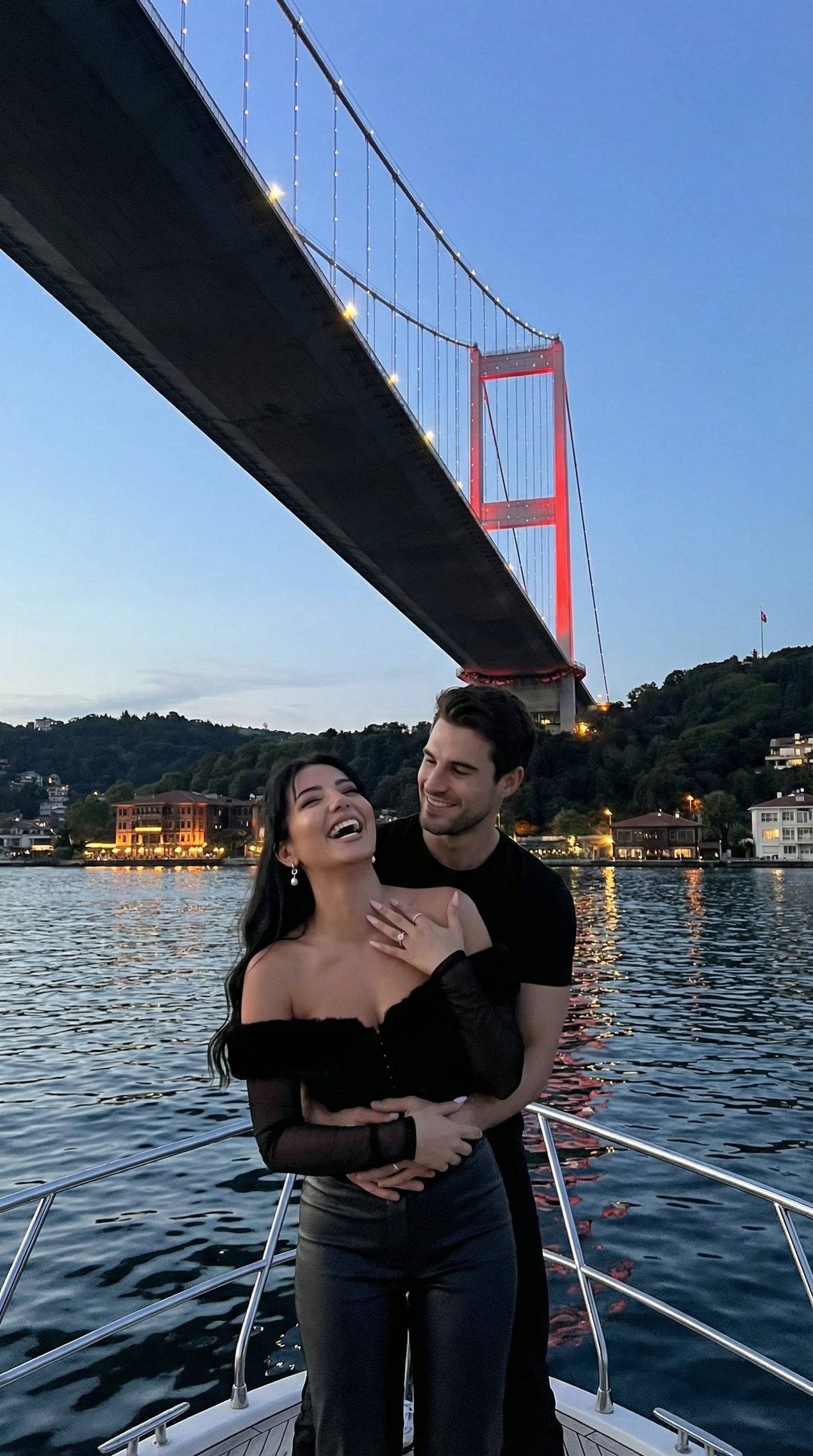 Bosphorus夜幕下的浪漫游艇