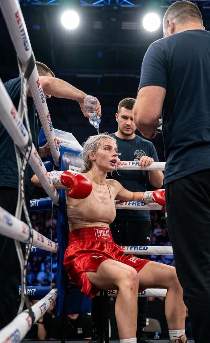 专业女拳击手比赛间隙照片