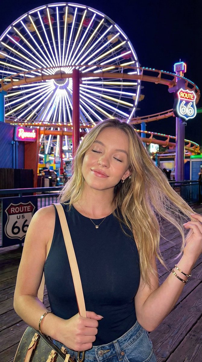 Sydney Sweeney和Ana de Armas在Santa Monica Pier